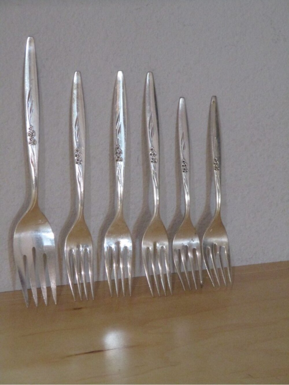 Oneida Silverplate Set of 6 Assorted Forks Pattern Gentle Rose Good Pre Owned - Picture 2 of 2